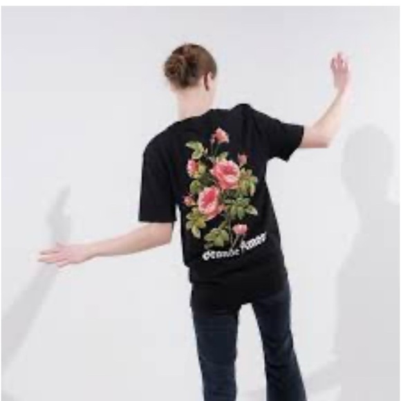 Divided - Grande Amore Pullover Short Sleeves - Roses back panel Size Medium - Picture 4 of 8